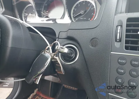 2011 Mercedes-Benz C 300 z USA, uszkodzony, nr VIN WDDGF8BB1BR166056